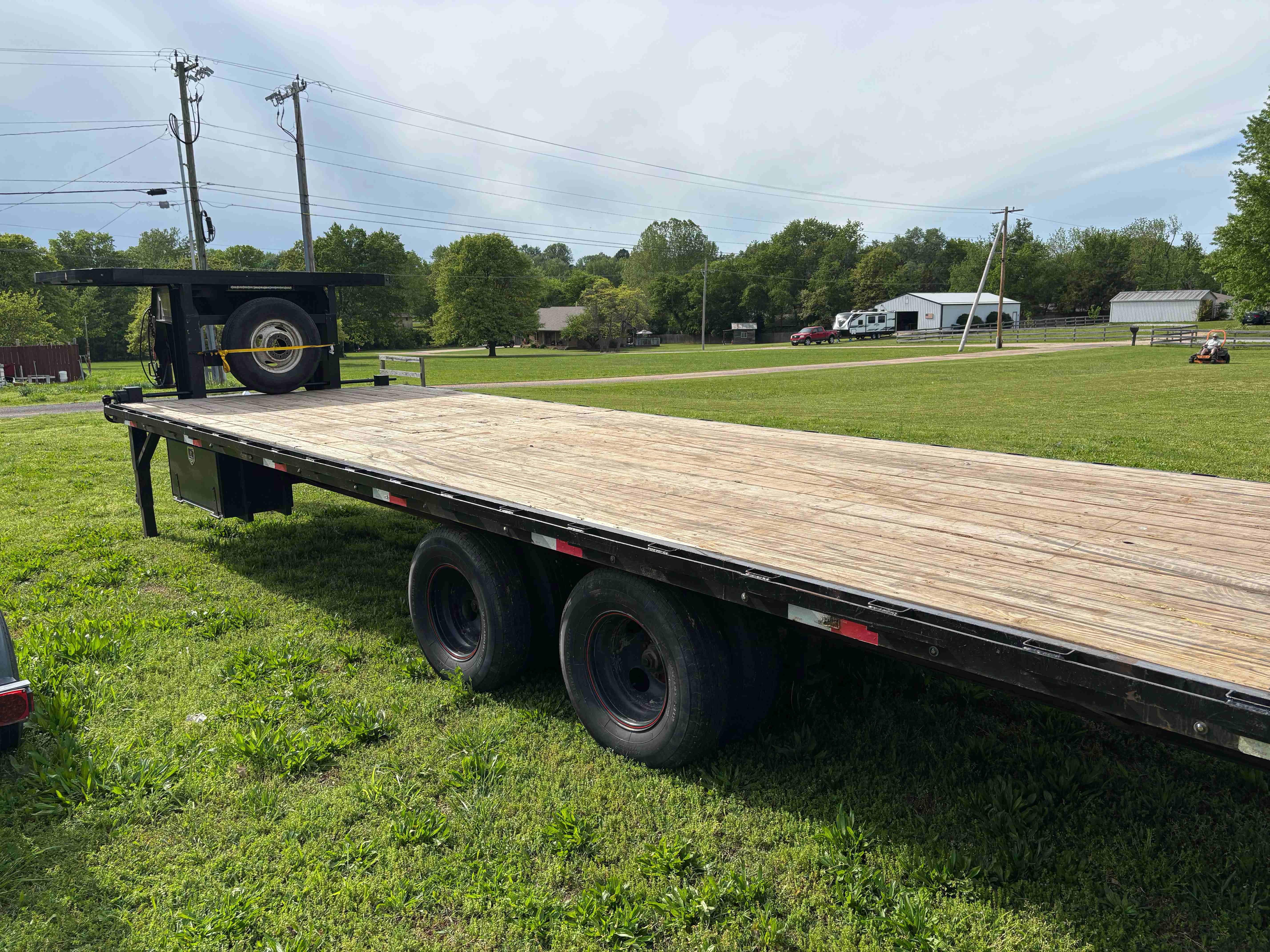 26ft flatbed gooseneck trailer full length view - large load hauling Monett